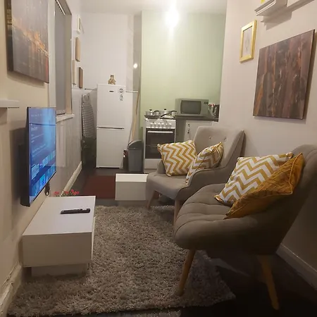 Private 1 Bed Flat Near The Aston Park Apartment *