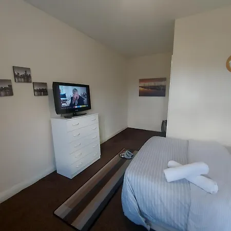 Private 1 Bed Flat Near The Aston Park * Birmingham