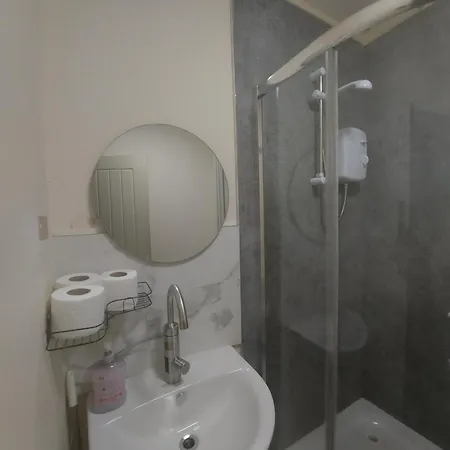 Private 1 Bed Flat Near The Aston Park Birmingham