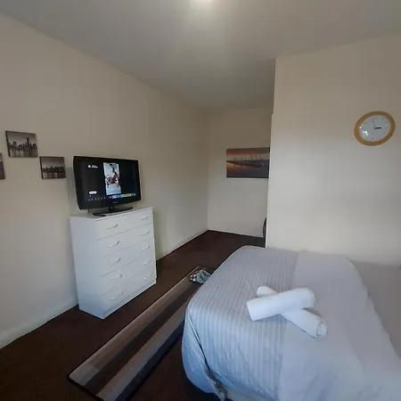 Private 1 Bed Flat Near The Aston Park Apartment