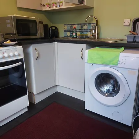 Private 1 Bed Flat Near The Aston Park * Birmingham